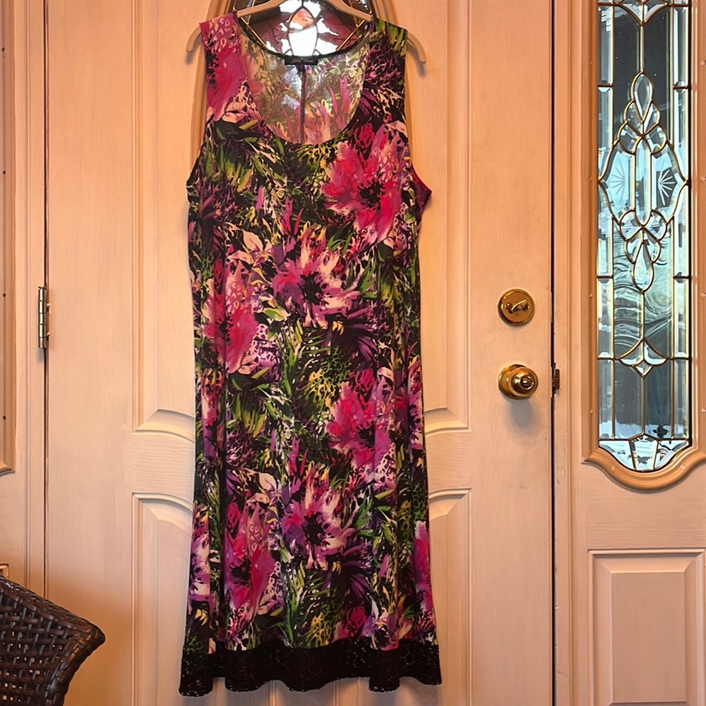 Slinky Sleeveless Floral Dress with lace hemline, Size 1X